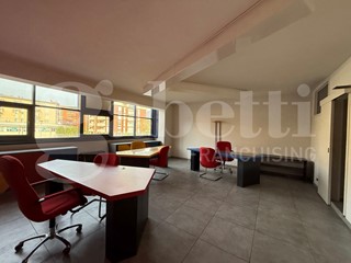 Ufficio in Affitto a Erba, 780€, 80 m²