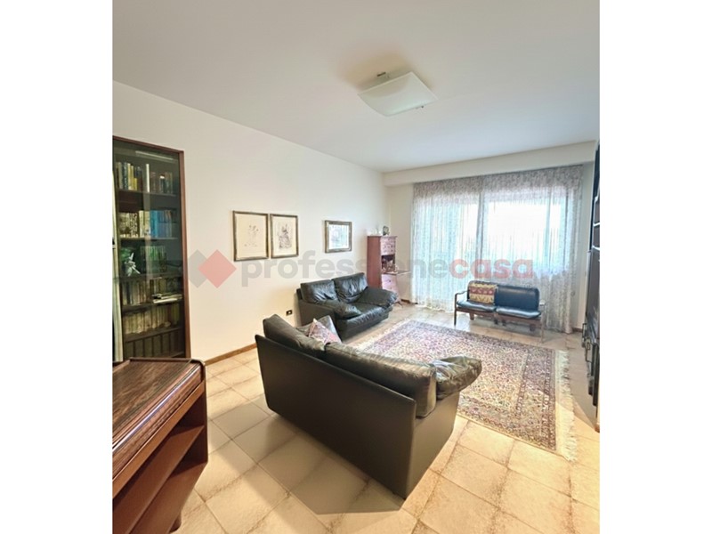 Appartamento in Vendita a Grottaglie, 160'000&euro;, 145 m², con Box