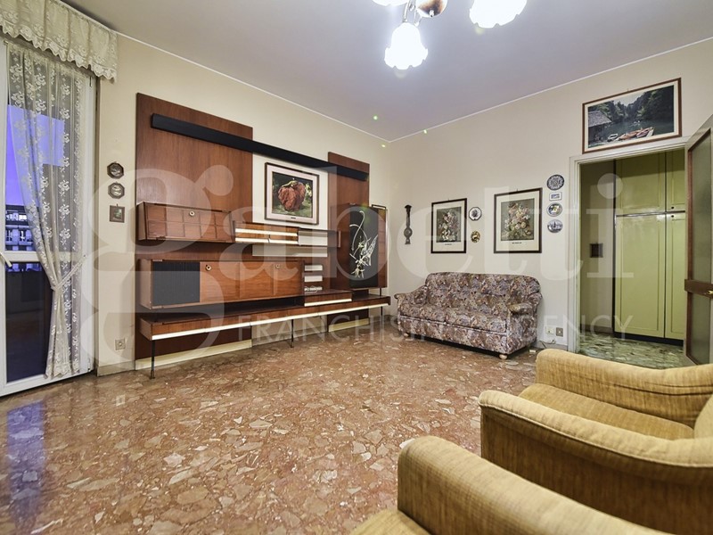 Trilocale in Vendita a Monza, 220'000&euro;, 95 m², con Box