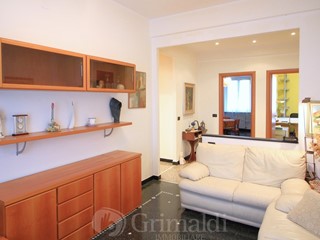 Appartamento in Vendita a Genova, 159'000€, 109 m², con Box