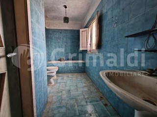 Casa Indipendente in Vendita a Sannicola, 75'000€, 215 m²