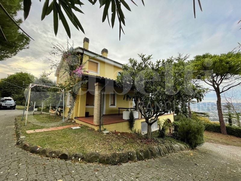 Villa in Vendita a Colonnella, 460'000&euro;, 170 m², arredato, con Box