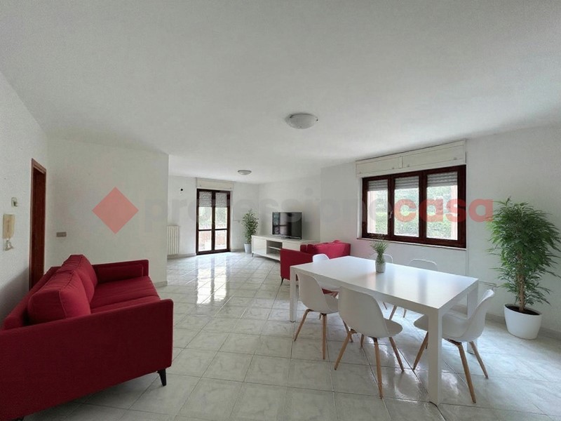 Quadrilocale in Vendita a Poggiardo, 95'000€, 127 m², con Box