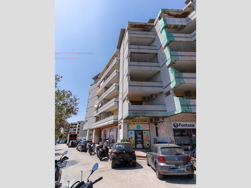 Appartamento in Vendita a Siracusa, zona Pizzuta Scala Greca, 140'000€, 201 m²
