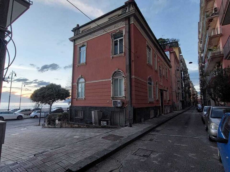 Immobile commerciale in Vendita a Salerno, 248'000&euro;, 