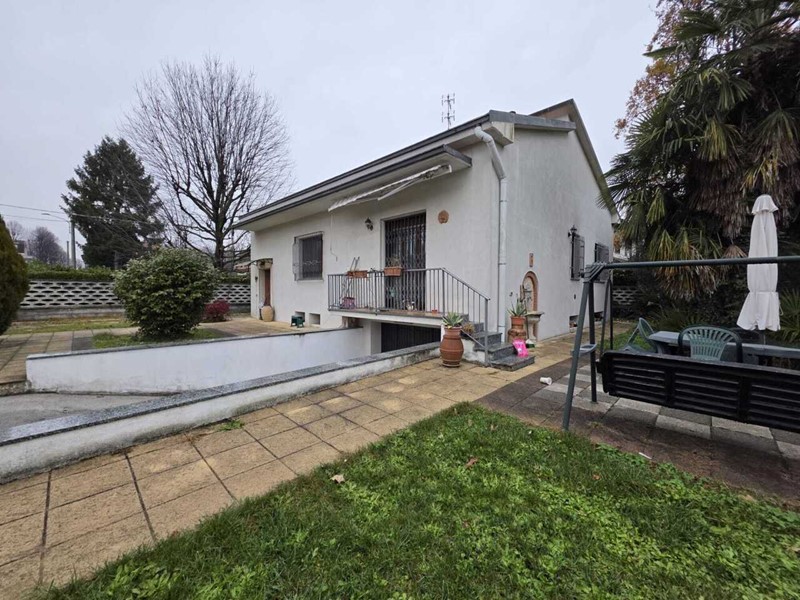 Casa Indipendente in Vendita a Saronno, 350'000&euro;, 170 m², arredato, con Box