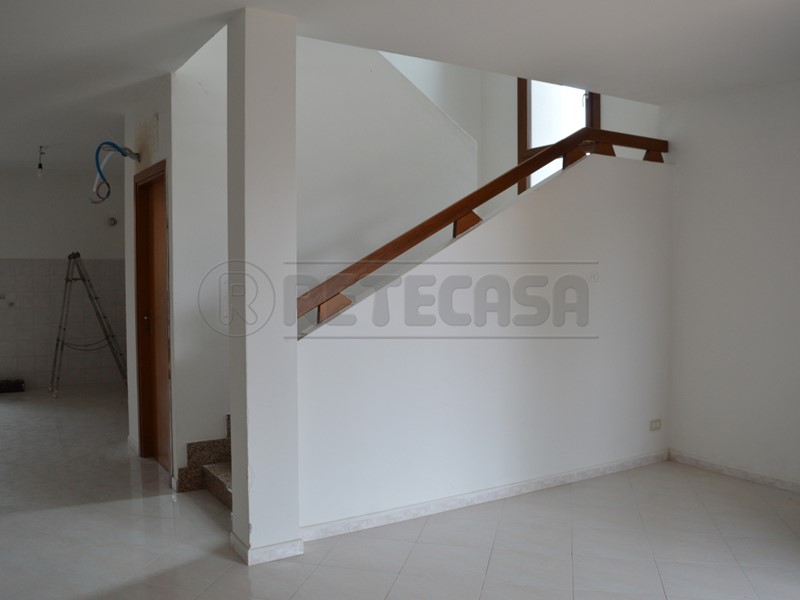 Casa Semi Indipendente in Affitto a Lonigo, 1'200&euro;, 210 m², arredato, con Box