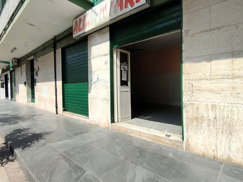 Negozio in Affitto a Arzano, 800&euro;, 63 m²
