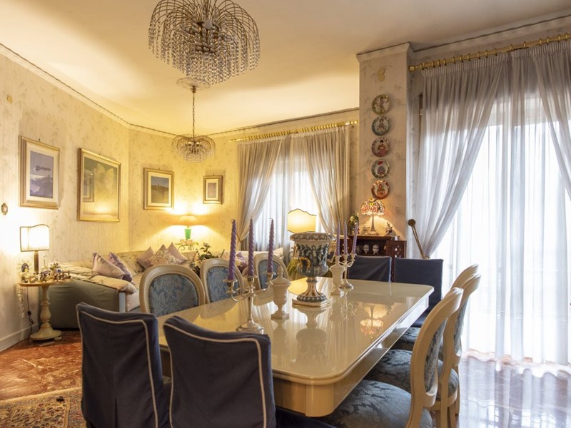 Appartamento in Vendita a Napoli, 520'000&euro;, 145 m²