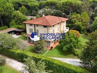 Villa in Vendita a Massa, zona Ronchi, 2'400'000&euro;, 450 m², arredato
