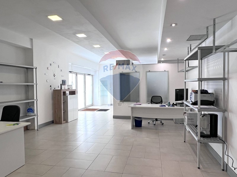 Ufficio in Vendita a Tremestieri Etneo, 100'000&euro;, 81 m²