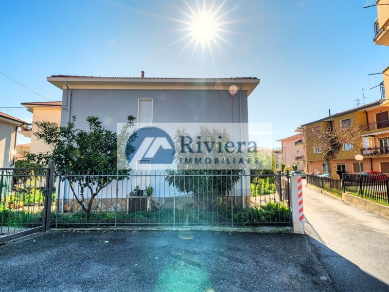 Villa in Vendita a Diano Marina, 450'000&euro;, 180 m²