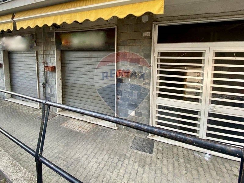Negozio in Vendita a Genova, 110'000&euro;, 146 m²