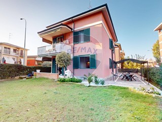 Casa Semi Indipendente in Vendita a San Giuliano Milanese, 660'000&euro;, 210 m²