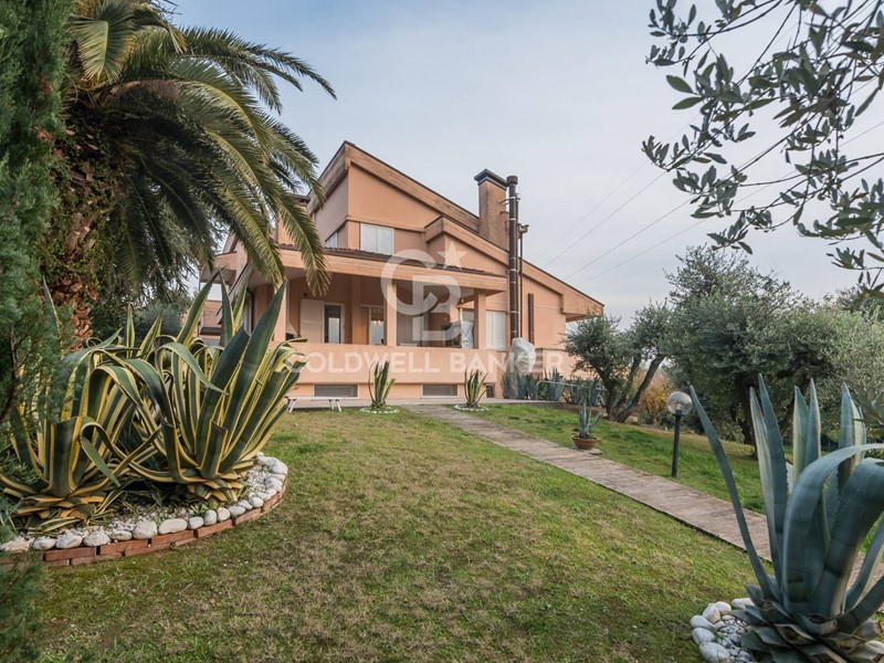 Villa in Vendita a Gradara, 470'000&euro;, 255 m²