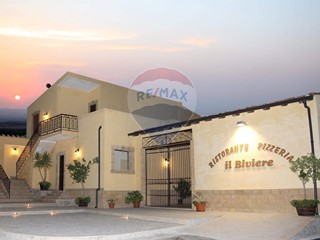 Immobile commerciale in Vendita a Lentini, 700'000€, 800 m², con Box