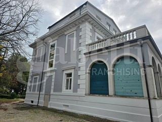 Villa in Affitto a Vasto, 2'000&euro;, 367 m²