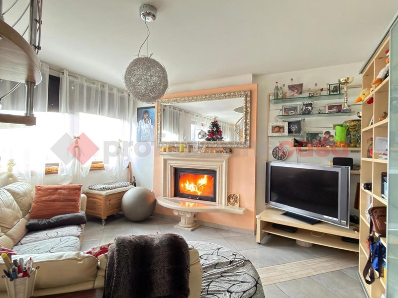 Appartamento in Vendita a Capolona, 450'000&euro;, 245 m², arredato, con Box