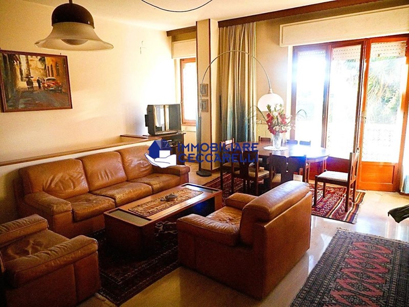 Appartamento in Vendita a Massa, zona Marina di Massa, 295'000&euro;, 140 m², con Box