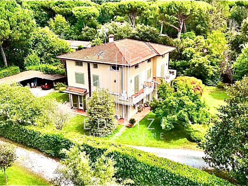 Villa in Vendita a Massa, zona Ronchi, 2'400'000&euro;, 550 m², arredato
