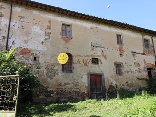 Casale in Vendita a Reggello, zona Montanino, 370'000&euro;, 500 m²