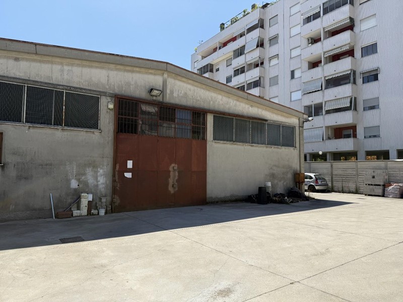 Capannone in Vendita a Pieve Emanuele, 180'000&euro;, 483 m²