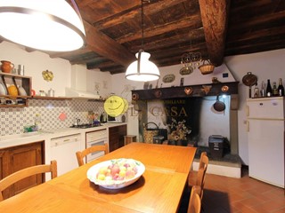 Casa Indipendente in Vendita a Reggello, zona Pietrapiana, 245'000&euro;, 166 m²