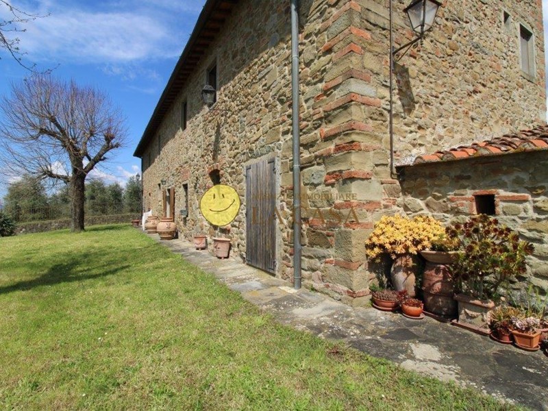 Casale in Vendita a Reggello, zona San Donato In Fronzano, 980'000&euro;, 600 m²