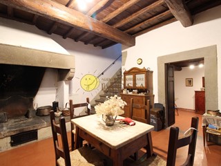 Casale in Vendita a Figline e Incisa Valdarno, zona Pian delle Macchie, 450'000&euro;, 415 m²