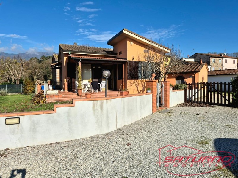 Villa in Vendita a Capannori, zona San Colombano, 345'000&euro;, 105 m², con Box
