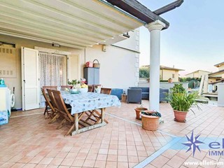 Appartamento in Vendita a Montignoso, zona Cervaiolo, 320'000&euro;, 90 m², arredato