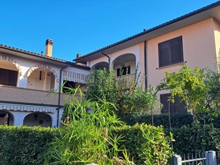 Trilocale in Vendita a Rosignano Marittimo, zona Nibbiaia, 170'000€, 75 m², arredato