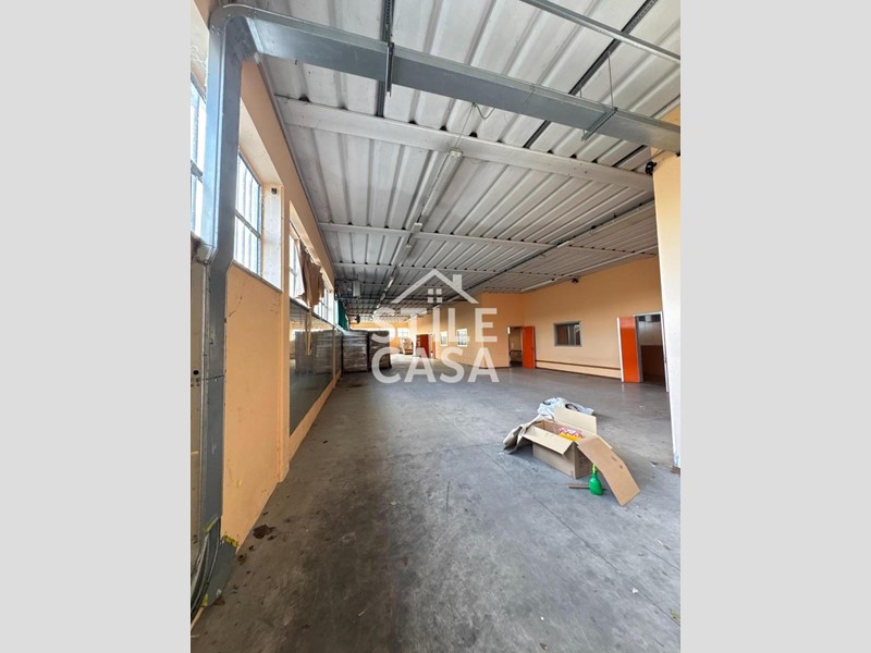 Capannone in Vendita a Porcari, 350'000&euro;, 700 m²