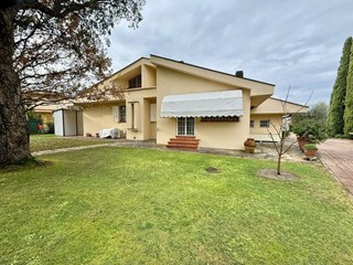 Villa in Vendita a Pontedera, 680'000&euro;, 218 m², arredato, con Box