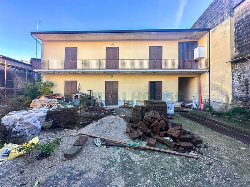 Casa Indipendente in Vendita a San Prisco, 175'000&euro;, 200 m²