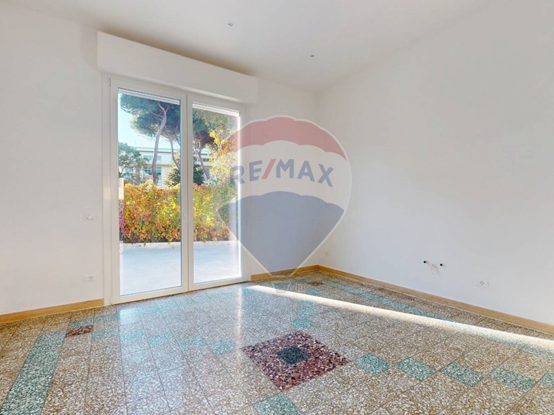 Negozio in Affitto a Viareggio, 880&euro;, 49 m²