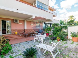 Villetta a schiera in Vendita a Aci Catena, 249'000€, 208 m²