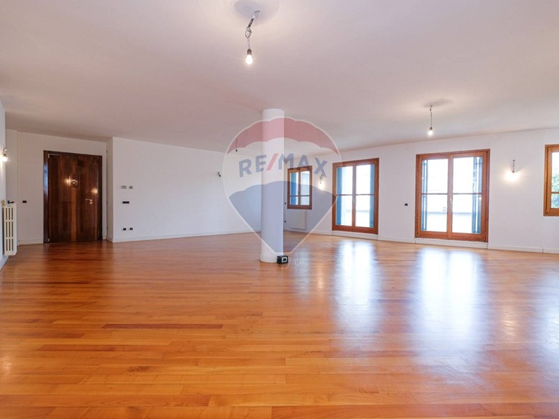Trilocale in Vendita a Bergamo, 226 m²