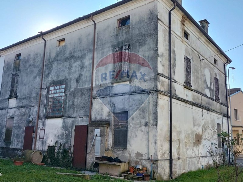 Casa Indipendente in Vendita a Piubega, 98'000&euro;, 300 m²