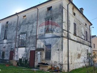 Casa Indipendente in Vendita a Piubega, 98'000&euro;, 300 m²