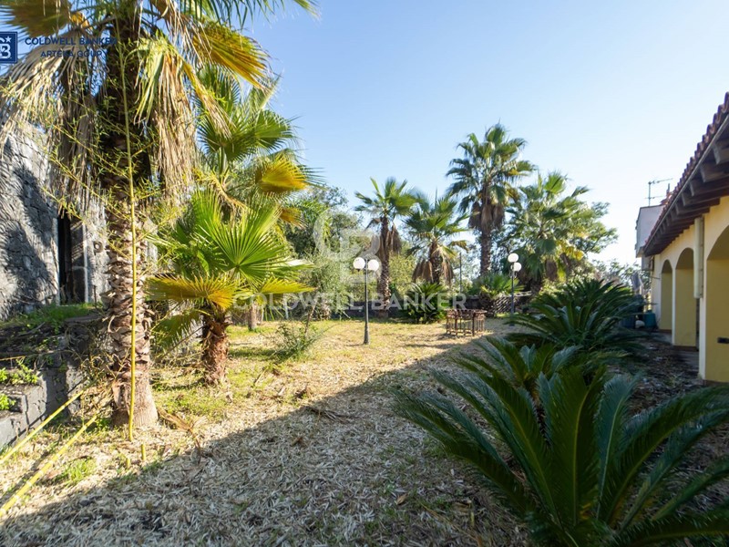 Villa in Vendita a Giarre, 329'000&euro;, 387 m², con Box