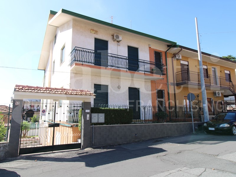 Villa in Vendita a Viagrande, 385'000&euro;, 460 m², con Box