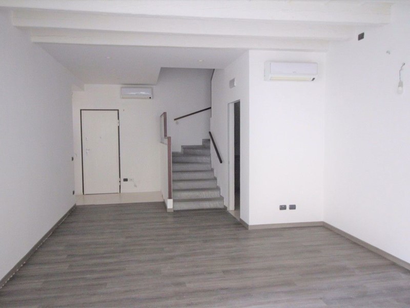 Negozio in Affitto a Arona, 2'000&euro;, 70 m²