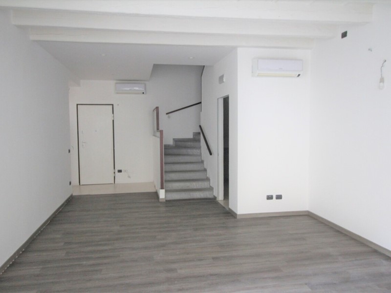 Capannone in Affitto a Arona, 2'000&euro;, 90 m²