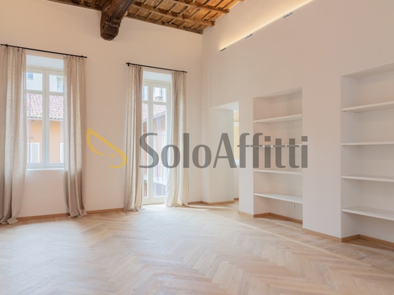 Appartamento in Affitto a Chieri, zona Via Vittorio, 2'700&euro;, 210 m²