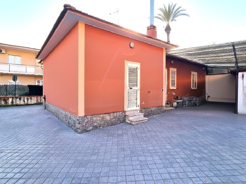 Casa Indipendente in Vendita a Mondragone, zona Via Cosenza, 195'000&euro;, 120 m²