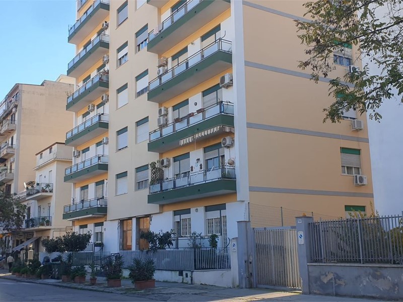 Magazzino in Affitto a Palermo, 600&euro;, 177 m²