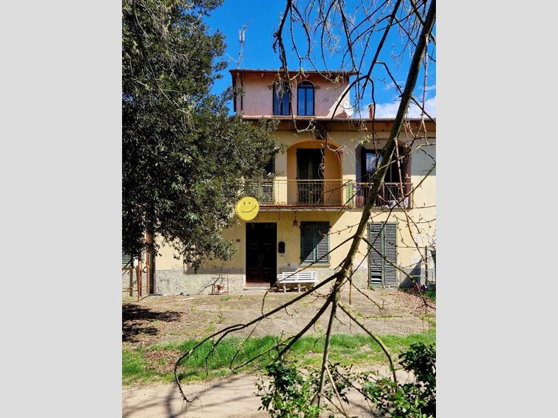Casale in Vendita a Reggello, zona Cetina, 130'000&euro;, 380 m²