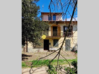 Casale in Vendita a Reggello, zona Cetina, 130'000&euro;, 380 m²