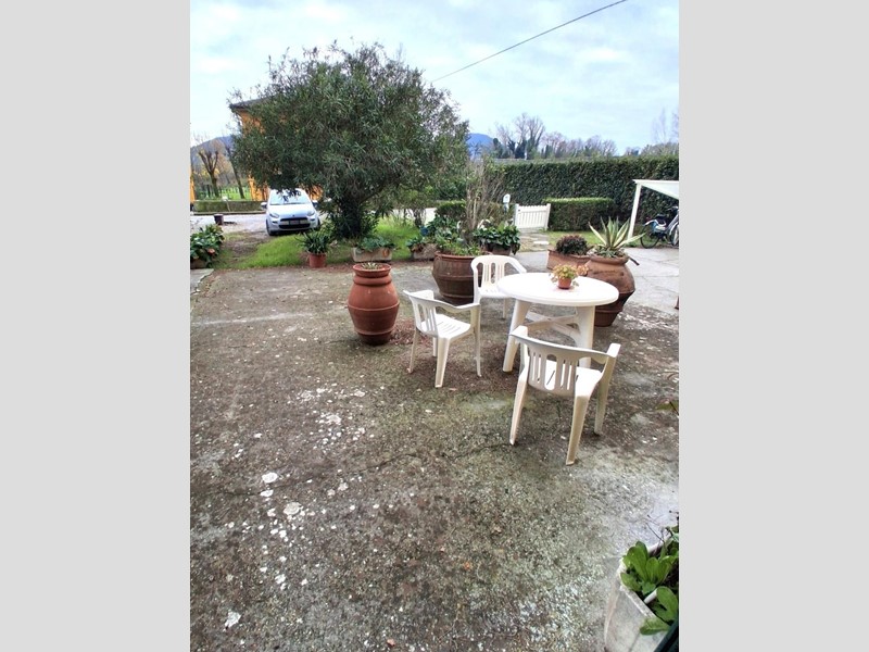 Casa Indipendente in Vendita a Lucca, zona Santa Maria a Colle, 170'000&euro;, 236 m²